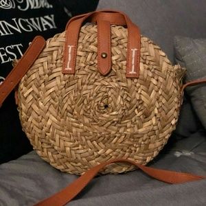 Universal thread straw crossbody